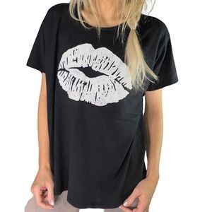 *BRAND‎ NEW BOUTIQUE* Kissy Lips Graphic Tee